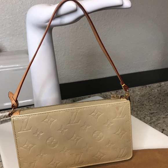 Authentic♥️ Louis Vuitton Beige Patent Leather Accessory Pouch Baguette - Picture 2 of 16